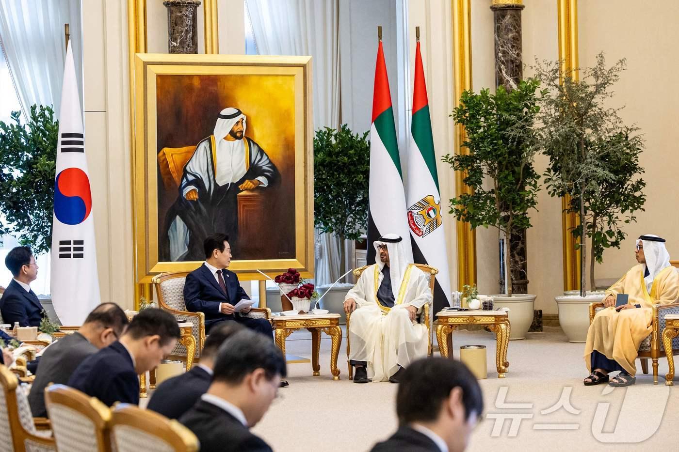 아랍에미리트&#40;UAE&#41;를 국빈 방문 중인 이재명 대통령&#40;왼쪽&#41;이 18일&#40;현지 시간&#41; UAE 대통령궁에서 무함마드 빈 자이드 알 나하얀 UAE 대통령과 정상회담을 하고 있다. ⓒ AFP=뉴스1 ⓒ News1 구윤성 기자