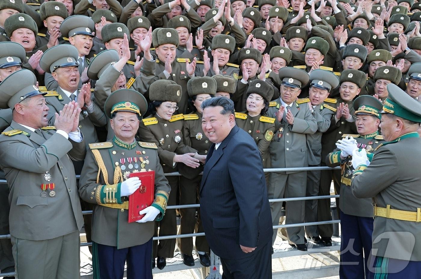 &#40;평양 노동신문=뉴스1&#41; = 북한 노동당 기관지 노동신문은 19일 김정은 당 총비서가 창립 80주년을 맞는 사회안전성을 방문하고 사회안전군 장병들을 축하 격려했다고 보도했다. [국내에서만 사용가능. 재배포 금지. DB 금지. For Use Only in the Republic of Korea. Redistribution Prohibited] rodongphoto@news1.kr