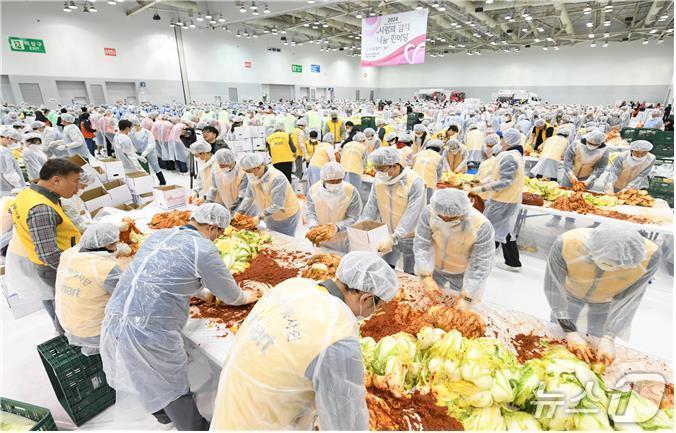 본문 이미지 - 작년 김치나눔 한마당 모습.(부산시 제공. 재판매 및 DB금지)