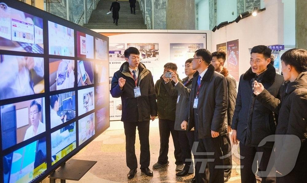 본문 이미지 - (평양 노동신문=뉴스1) = 북한 노동당 기관지 노동신문은 19일 '선진과학기술 및 제품전시회-2025'가 전날 인민대학습당에서 개막했다고 보도했다. 금속, 화학, 기계, 농업, 경공업, 보건, 교육, 정보산업을 비롯한 여러 부문의 550여개 단위가 참가했다고 신문은 전했다. [국내에서만 사용가능. 재배포 금지. DB 금지. For Use Only in the Republic of Korea. Redistribution Prohibited] rodongphoto@news1.kr