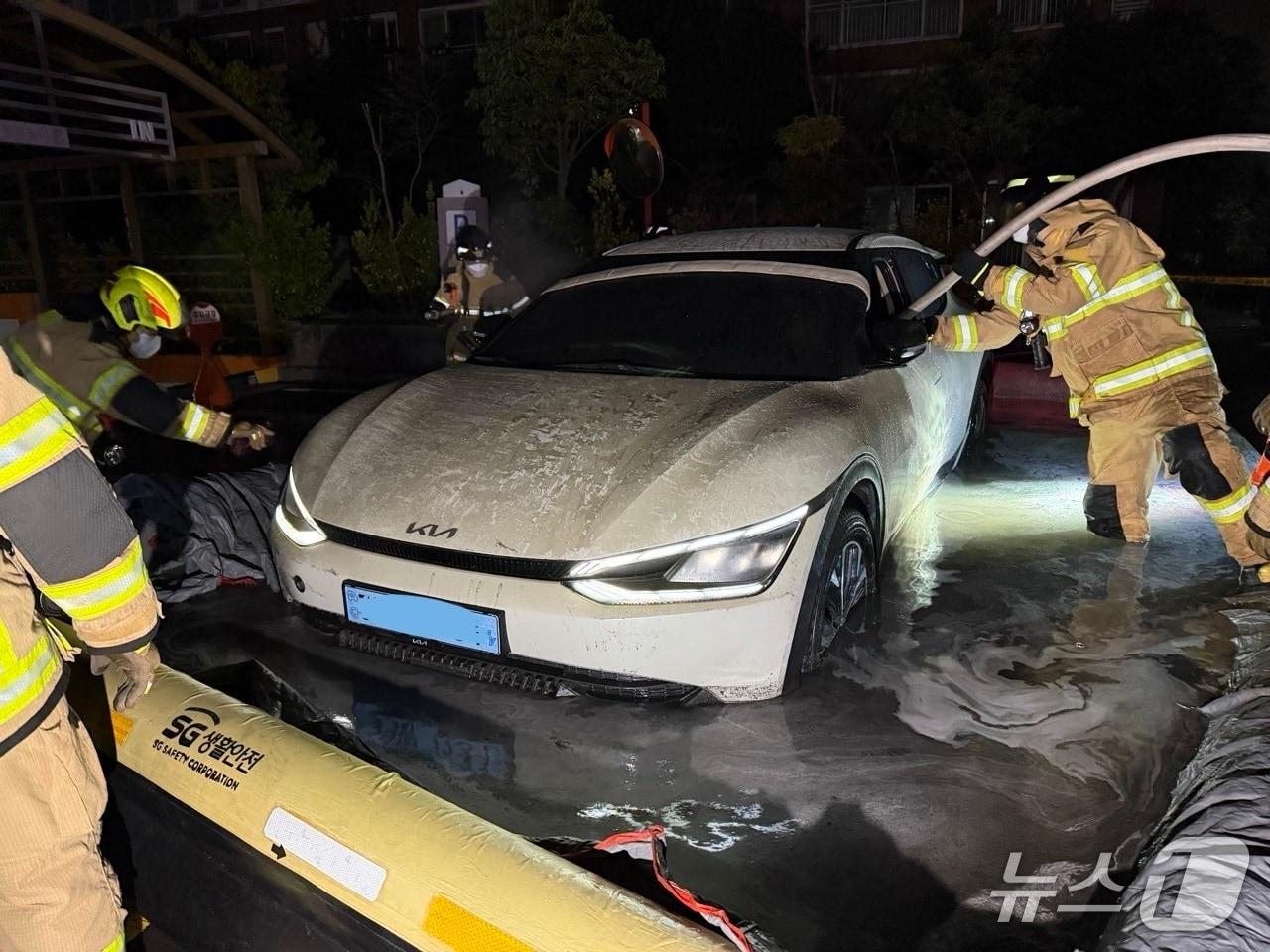 본문 이미지 -  소방당국이 19일 새벽 전기차에 발생한 화재를 끄고 있다.(제주소방본부 제공. 재판매 및 DB 금지)/뉴스1