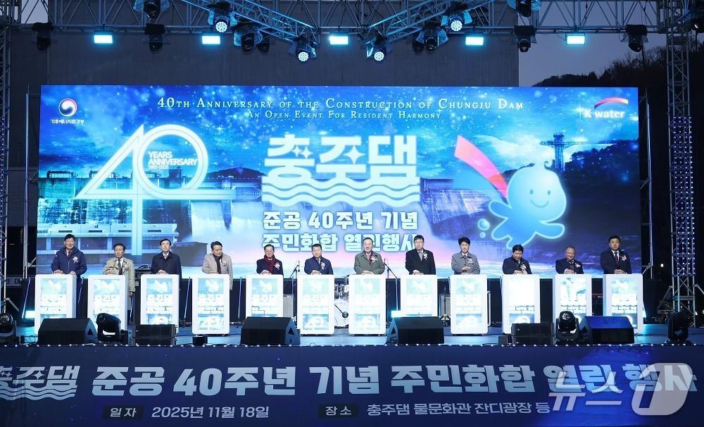 본문 이미지 - 왼쪽부터 박영기 제천시의회 의장, 김문근 단양군수, 조길형 충주시장, 김영환 충청북도 도지사, 이종배 의원, 윤석대 한국수자원공사 사장, 엄태영 의원, 조현수 원주지방환경청장, 이양섭 충청북도의회 의장, 김창규 제천시장, 김낙우 충주시의회 의장, 이상훈 단양군의회 의장&#41; &#40;한국수자원공사 제공.재판매 및 DB금지&#41;/뉴스1