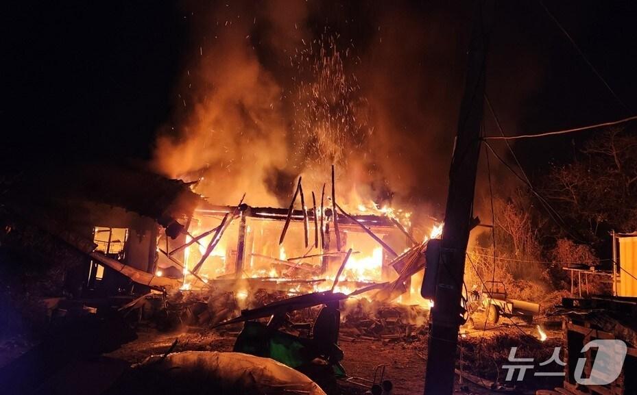 본문 이미지 - 18일 오후 9시 9분쯤 경북 성주군 수륜면 한 단독주택에서 불이나 소방 당국이 진화 중이다.(경북소방본부 제공. 재판매 및 DB 금지)2025.11.19/뉴스1