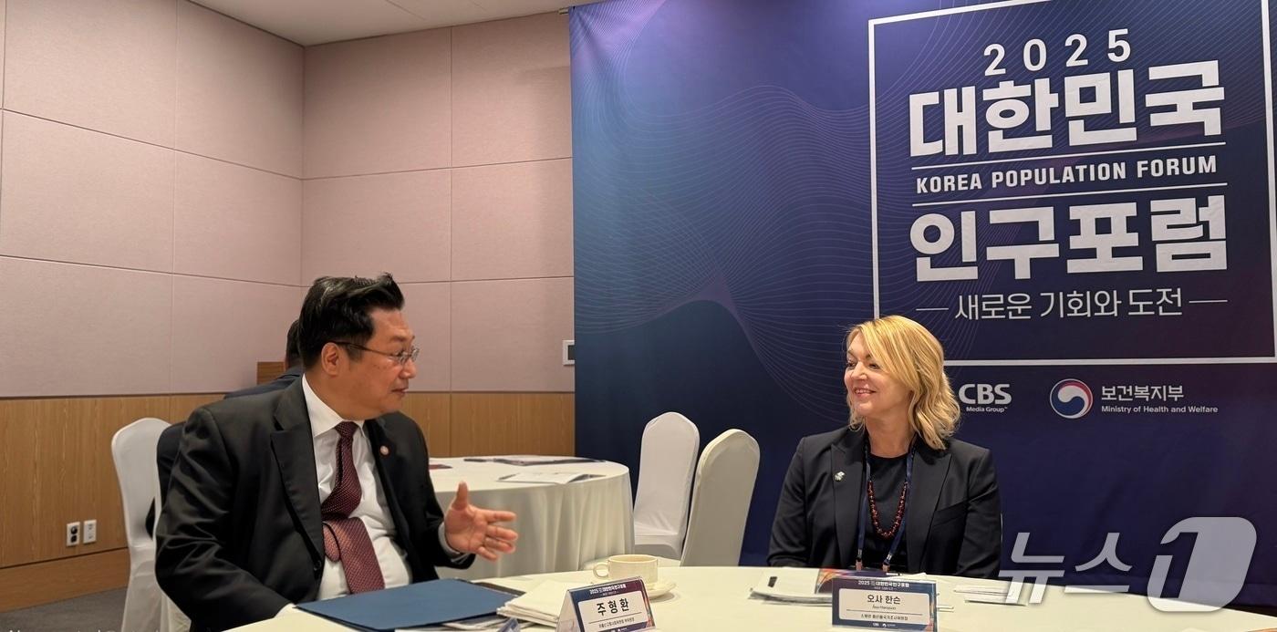 주형환 저출산고령사회위원회 부위원장은 18일 오사 한슨 스웨덴 출산율 국가조사위원회 위원장과 만나 한국의 저출산 대응 정책 경험을 공유하고 양국 간 협력방안을 모색했다. &#40;저고사위 제공&#41;