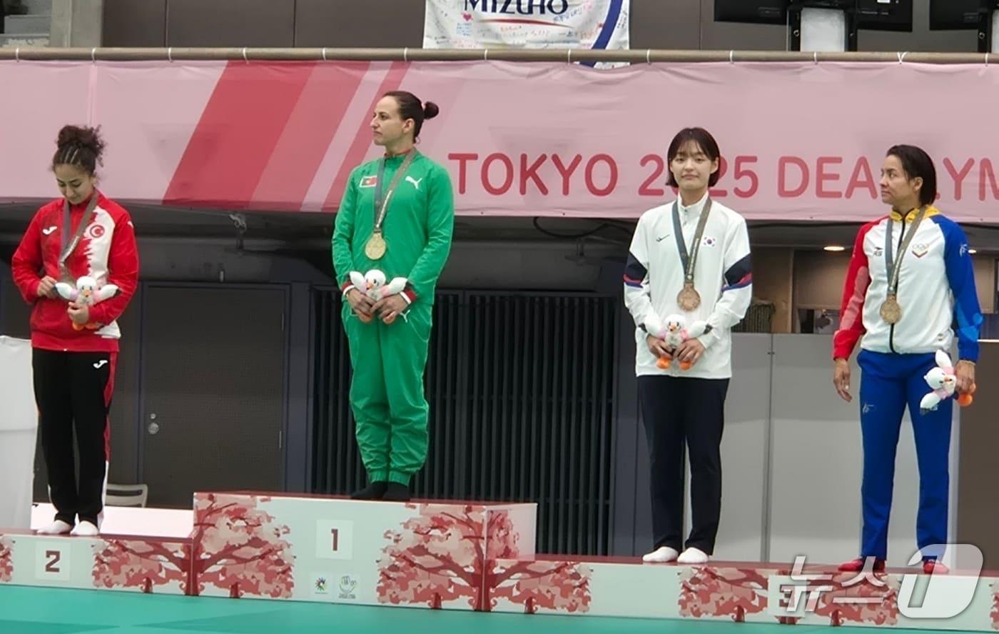 충북 증평 출신 유도선수 서은지&#40;21·왼쪽 세번째&#41;가 &#39;2025년 도쿄 하계 데플림픽&#40;청각장애인올림픽&#41;&#39;에서 동메달을 획득했다.&#40;증평군 제공, 재판매 및 DB금지&#41;/뉴스1