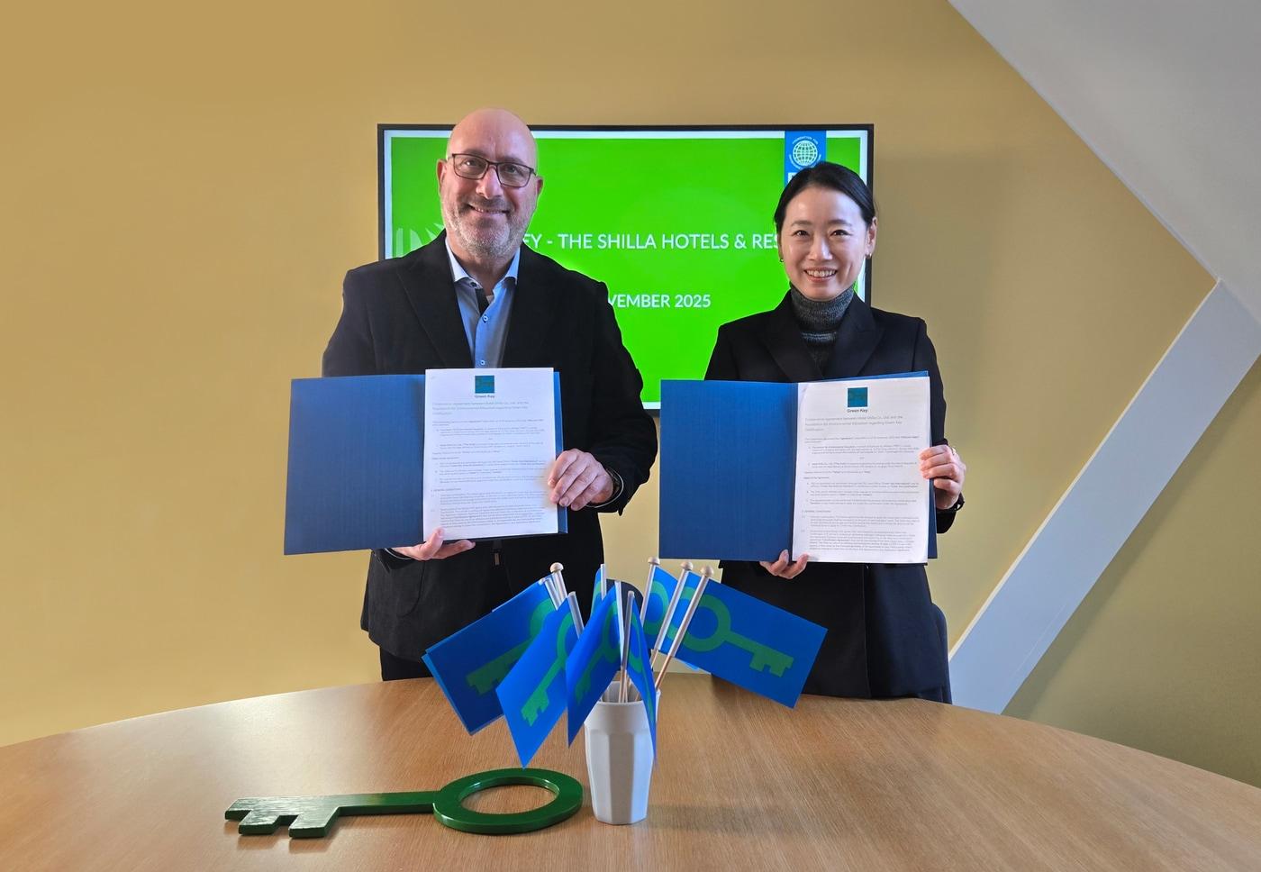 이달 17일 환경교육재단 본부에서 진행된 ‘호텔신라–환경교육재단 간 그린키 인증 업무협약식&#39;에서 신라호텔 이주영 마케팅 그룹장&#40;오른쪽&#41;, 환경교육제단 다니엘 셰퍼&#40;왼쪽&#41; 대표가 기념사진을 촬영하고 있다. &#40;호텔신라 제공&#41;.