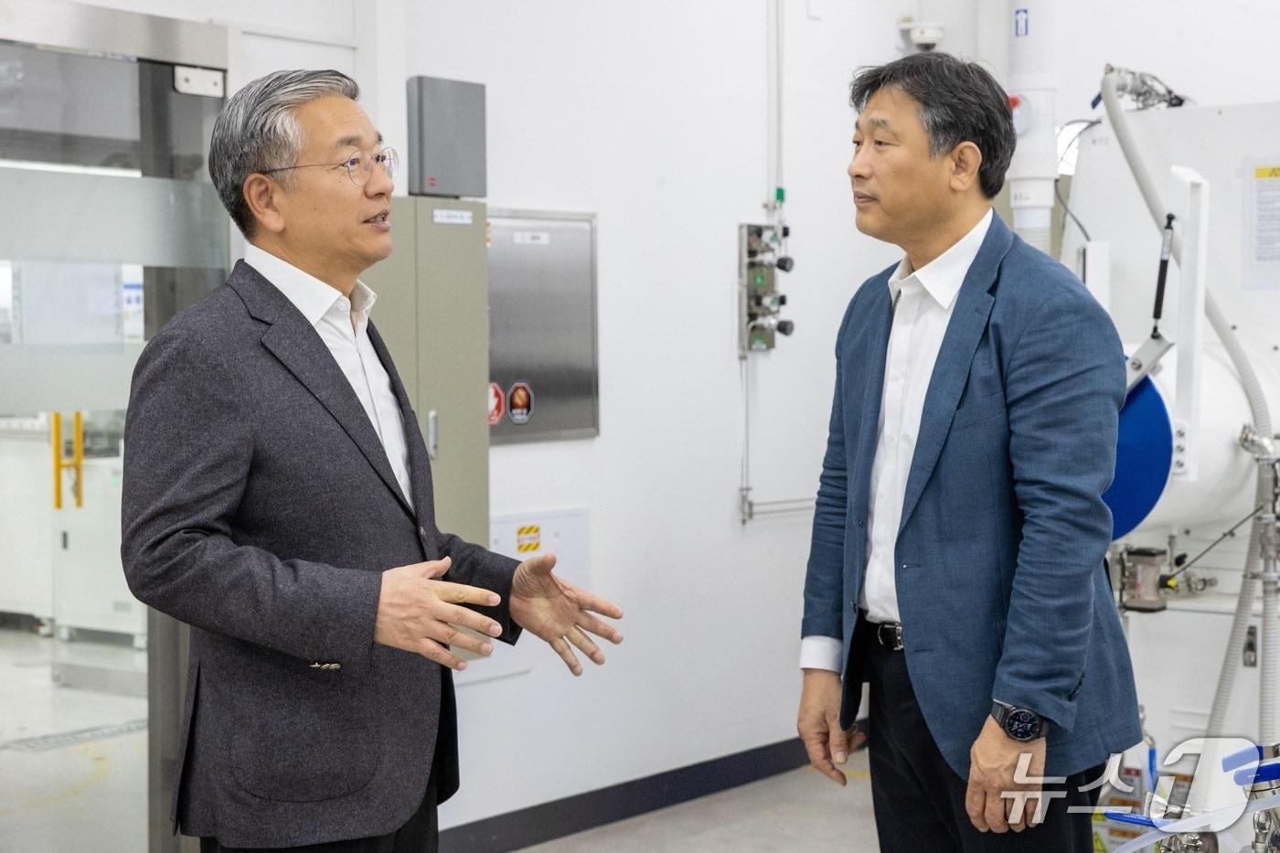 김종호 기술보증기금 이사장&#40;왼쪽&#41;이 이달 18일 경기 하남시에 위치한 전고체 소재 전문기업 솔리비스를 방문했다. &#40;기보 제공&#41;