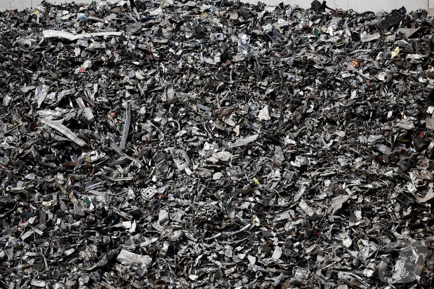 프랑스 파리 인근 젠빌리에의 데리슈부르 환경 재활용 공장에 쌓인 폐알루미늄 더미. 2024.03.20 ⓒ 로이터=뉴스1 ⓒ News1 김지완 기자