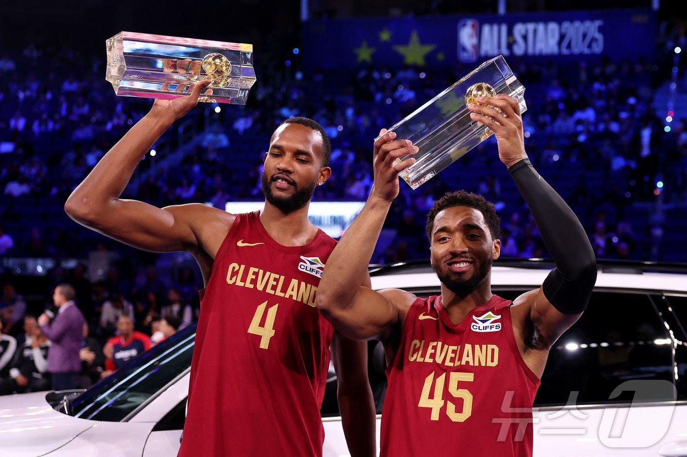2024-25 NBA 올스타전에 출전했던 클리블랜드 캐벌리어스의 도너번 미첼&#40;오른쪽&#41;과 에반 모블리. ⓒ AFP=뉴스1