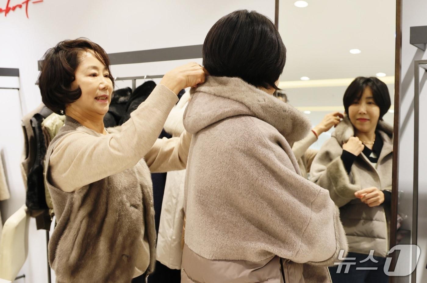 대구지역 롯데백화점이 21~27일 세일 축하 상품전을 진행한다. 대구점 3층 매장에서 고객이 겨울 패션 상품을 살펴보고 있다.&#40;롯데백화점 제공, 재판매 및 DB 금지&#41;