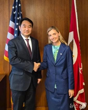 본문 이미지 - 정기홍 외교부 공공외교대사는 18일&#40;현지시간&#41; 워싱턴 D.C.에서 사라 로저스 미 국무부 공공외교 차관과의 면담을 가졌다. 2025.11.19. &#40;외교부 제공&#41;