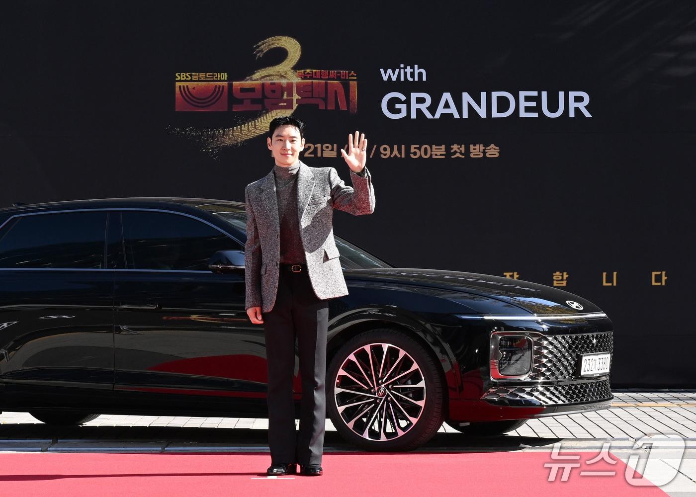 본문 이미지 - 18일 서울 목동 소재 SBS 사옥에서 열린 드라마 '모범택시3' 제작 발표회에서 주인공 김도기(이재훈 분)가 현대자동차 '그랜저'와 함께 사진을 촬영한 모습. 그랜저는 오는 21일부터 방영되는 모범택시3에서 택시회사 무지개운수의 작전 차량으로 등장한다(현대차 제공). 2025.11.18.