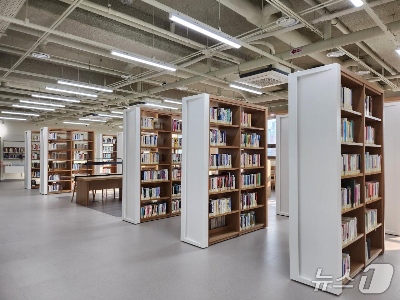 본문 이미지 - 27일 재 개관하는 구성도서관 서가 모습.&#40;용인시 제공&#41;