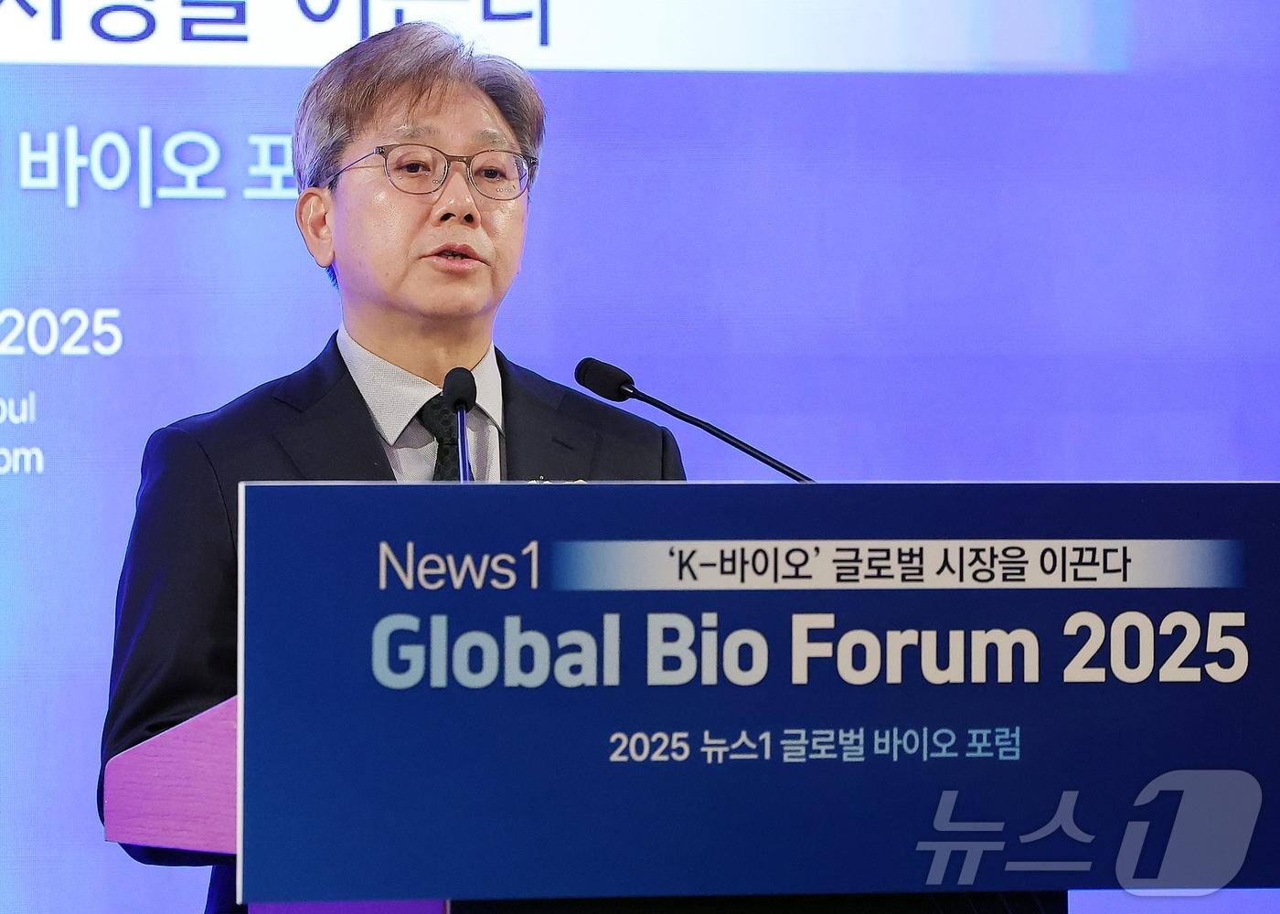 본문 이미지 - 이영섭 뉴스1 대표이사가 19일 오전 서울 중구 소공동 롯데호텔 사파이어볼룸에서 ‘K-바이오 글로벌 시장을 이끈다’를 주제로 열린 '뉴스1 글로벌바이오포럼(GBF) 2025’에서 개회사를 하고 있다. 2025.11.19/뉴스1 ⓒ News1 김진환 기자