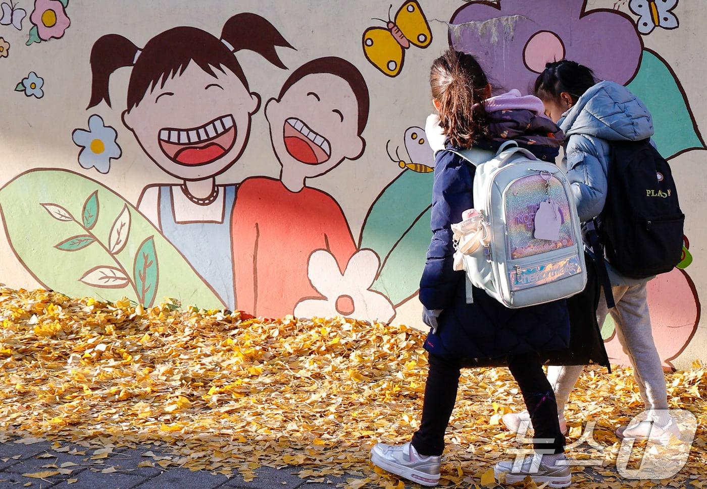 학교에서 급식·돌봄 업무에 종사하는 비정규직 노동자들이 20일 총파업을 예고하면서 일부 학생에 대한 빵·우유 대체식이 불가피해졌다. 이번 파업은 전반적인 임금 인상과 복리후생 개편을 요구하는 연대회의와 한정된 예산을 이유로 난색을 보이는 교육당국이 이견을 좁히지 못한 데 따른 것이다. 사진은 19일 서울 시내 초등학교를 등교하는 학생들. 2025.11.19/뉴스1 ⓒ News1 안은나 기자