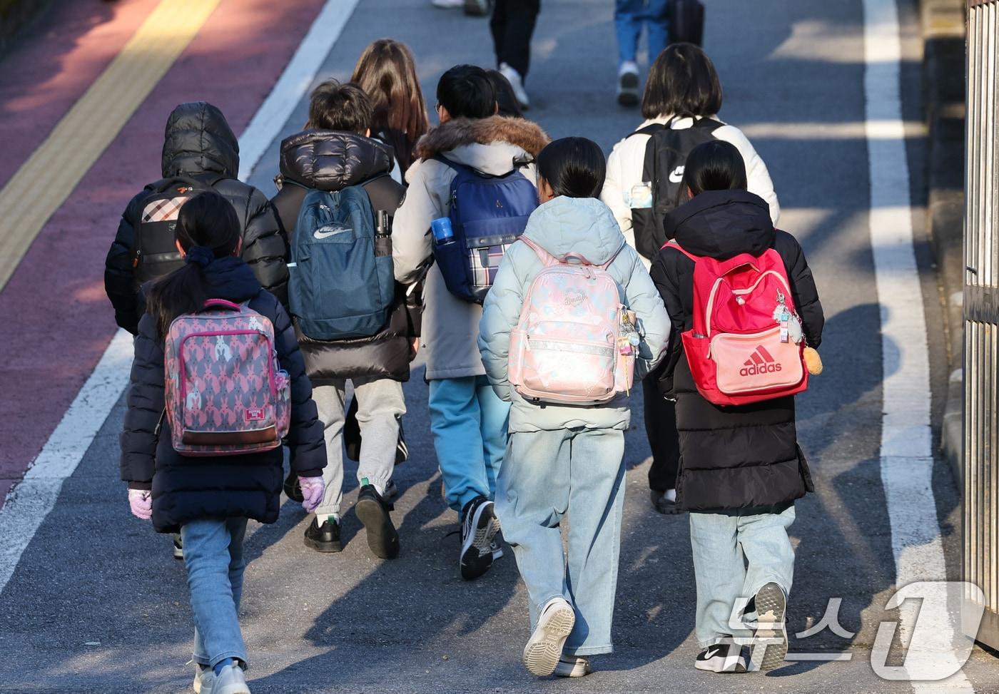 서울 시내 초등학교를 등교하는 학생들의 모습. &#40;사진은 기사 내용과 무관함&#41; /뉴스1 ⓒ News1 안은나 기자