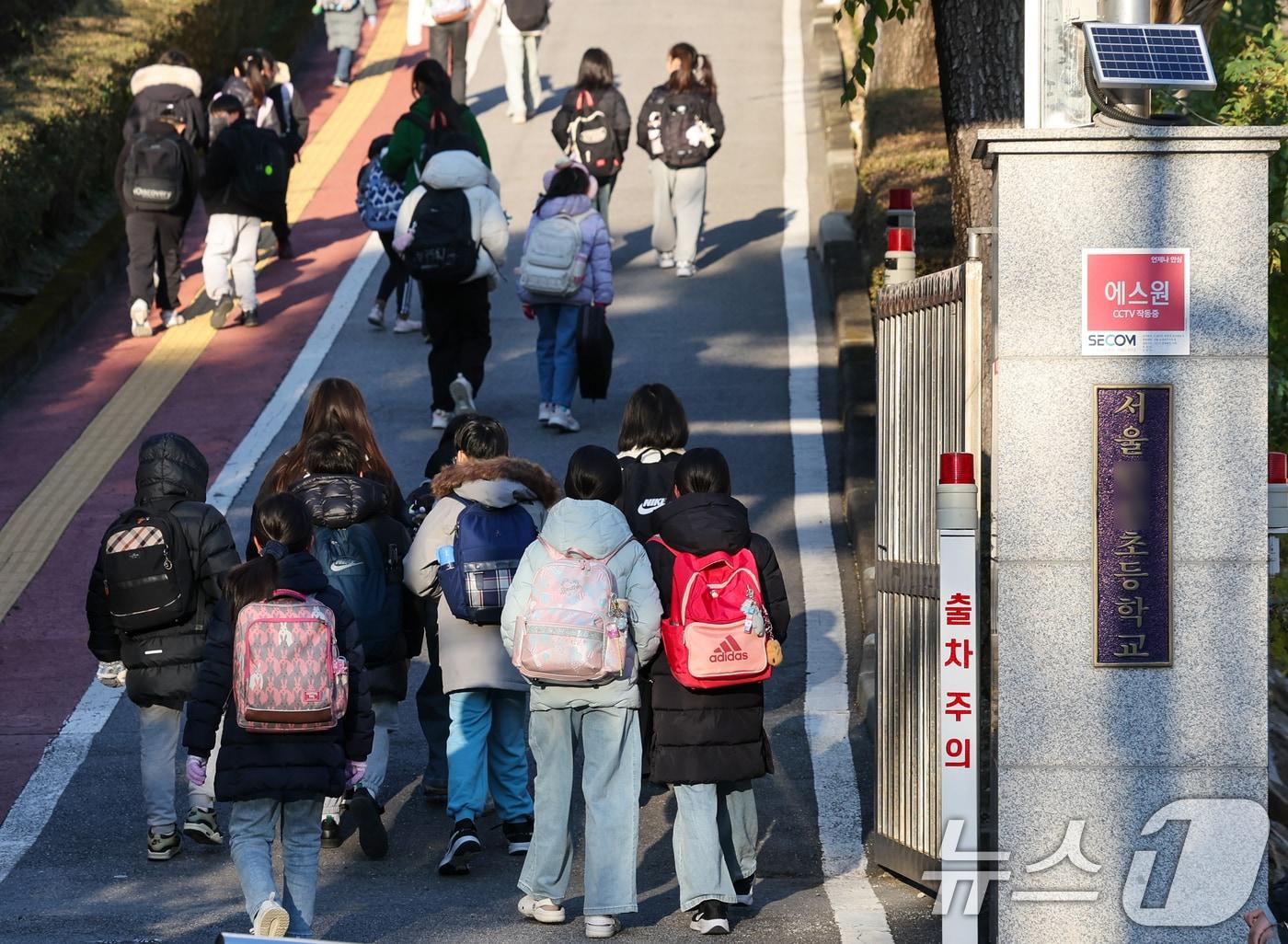 본문 이미지 - 서울 시내 초등학교를 등교하는 학생들. &#40;사진은 기사 내용과 무관함&#41; /뉴스1 ⓒ News1 안은나 기자