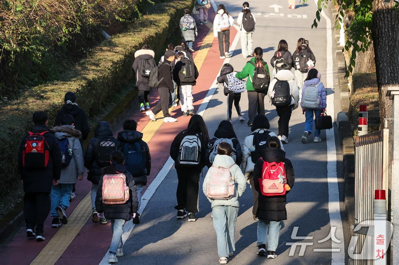 학교에서 급식·돌봄 업무에 종사하는 비정규직 노동자들이 오는 20일 총파업을 예고하면서 일부 학생에 대한 빵·우유 대체식이 불가피해졌다. 이번 파업은 전반적인 임금 인상과 복리후생 개편을 요구하는 연대회의와 한정된 예산을 이유로 난색을 보이는 교육당국이 이견을 좁히지 못한 데 따른 것이다. 사진은 19일 서울 시내 초등학교를 등교하는 학생들의 모습. 2025.11.19/뉴스1 ⓒ News1 안은나 기자