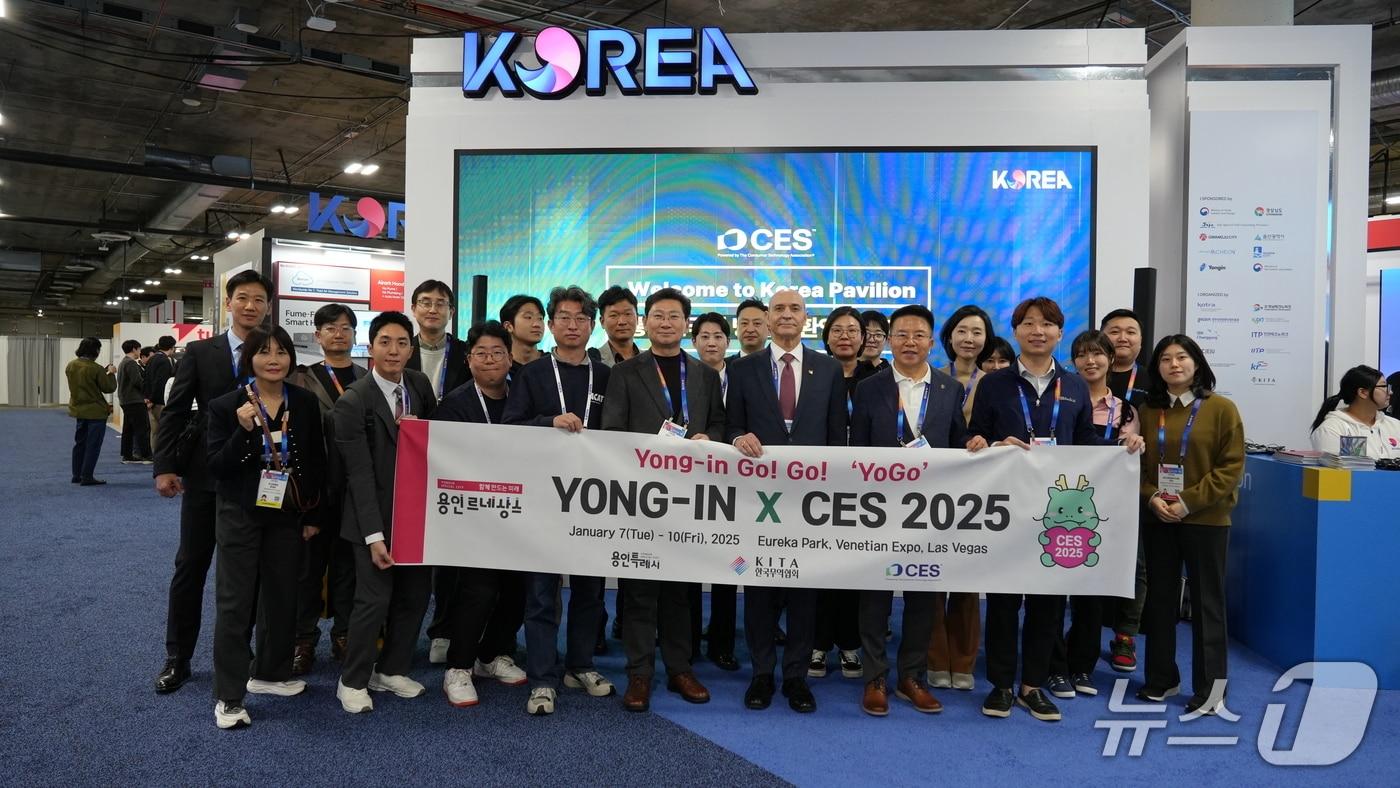올해 1월 열린 &#39;CES 2025&#39;에서 용인시와 용인지역 기업체 관계자들이 기념촬영을 하고 있는 모습.&#40;용인시 제공&#41;