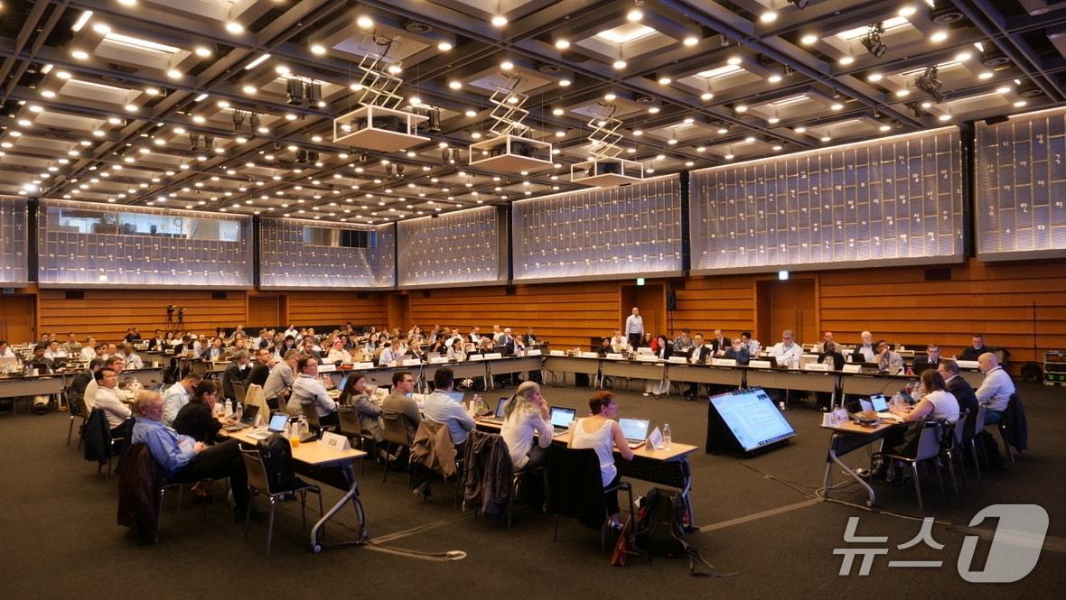 본문 이미지 - 2024년 서울에서 개최된 ISOIEC JTC1 SC42 총회에 참석한 각국 전문가들과 함께 국제표준 제정 논의를 진행 중인 ETRI 연구진. &#40;ETRI 제공. 재판매 및 DB금지&#41; 2025.11.19/뉴스1