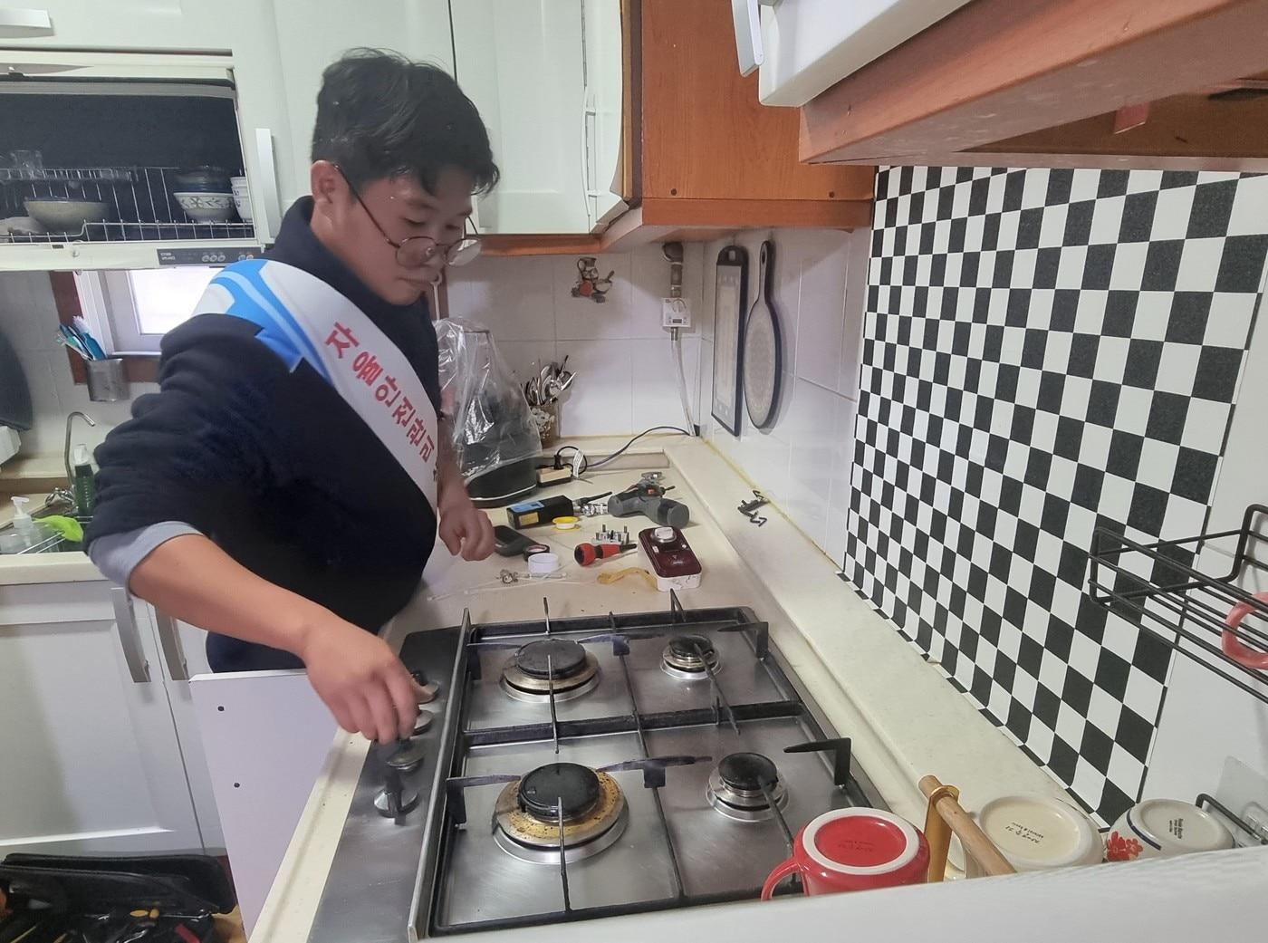 본문 이미지 - 삼천리가 취약계층에 가스타이머콕을 설치하고 있다&#40;삼천리 제공&#41;. ⓒ 뉴스1