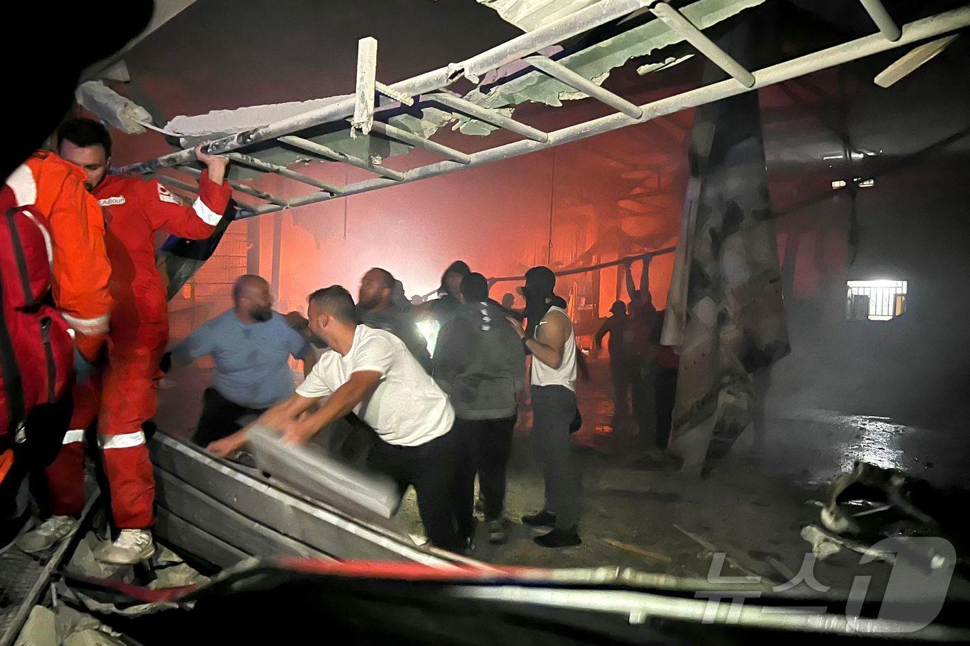 이스라엘이 18일&#40;현지시간&#41; 레바논 남부 시돈 인근의 팔레스타인 난민 캠프를 공습해 구조대원들이 잔해 속에서 생존자를 수색하고 있다. 2025.11.18./뉴스1 ⓒ AFP=뉴스1 ⓒ News1 이창규 기자