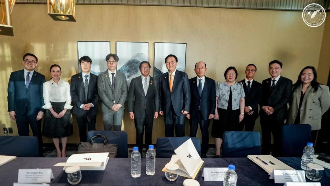 본문 이미지 - 박상신 대표&#40;왼쪽 여섯번째&#41; 등 DL이앤씨 주요 경영진이 부산에서 페르디난드 마르코스 주니어 필리핀 대통령&#40;왼쪽 다섯번째&#41;과 면담을 진행하고 있다.&#40;DL이앤씨 제공&#41;