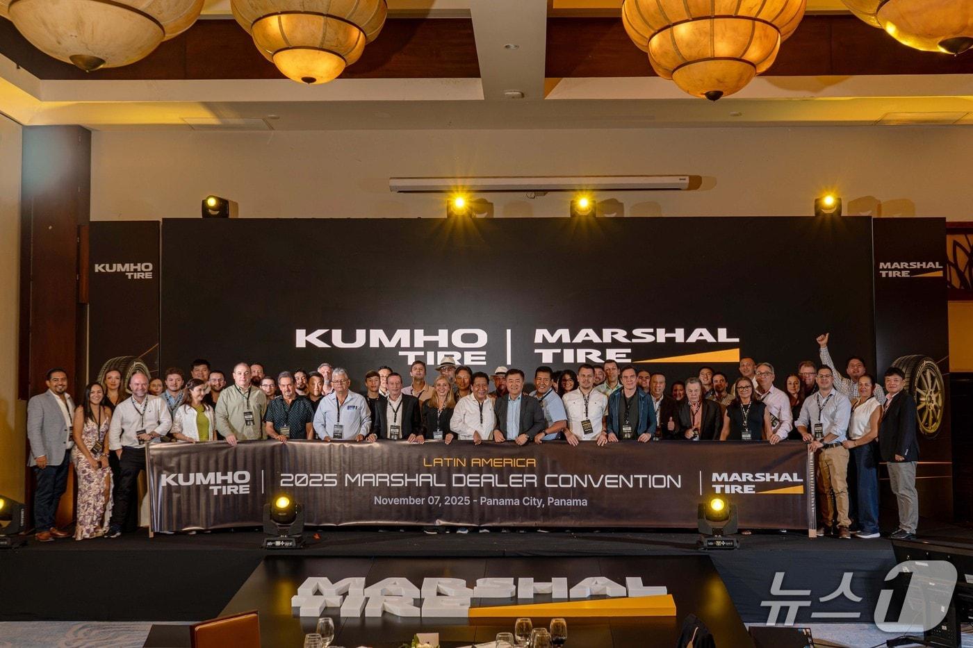 금호타이어가 파나마 파나마시티에서 6일(현지 시각)부터 사흘간 개최한 '2025 중남미 마샬 딜러 컨벤션' 행사에서 중남미 12개국 17개 주요 딜러사 관계자 40명이 임승빈 금호타이어 영업총괄 부사장(사진 중앙)과 함께 기념 사진을 촬영한 모습(금호타이어 제공). 2025.11.6.