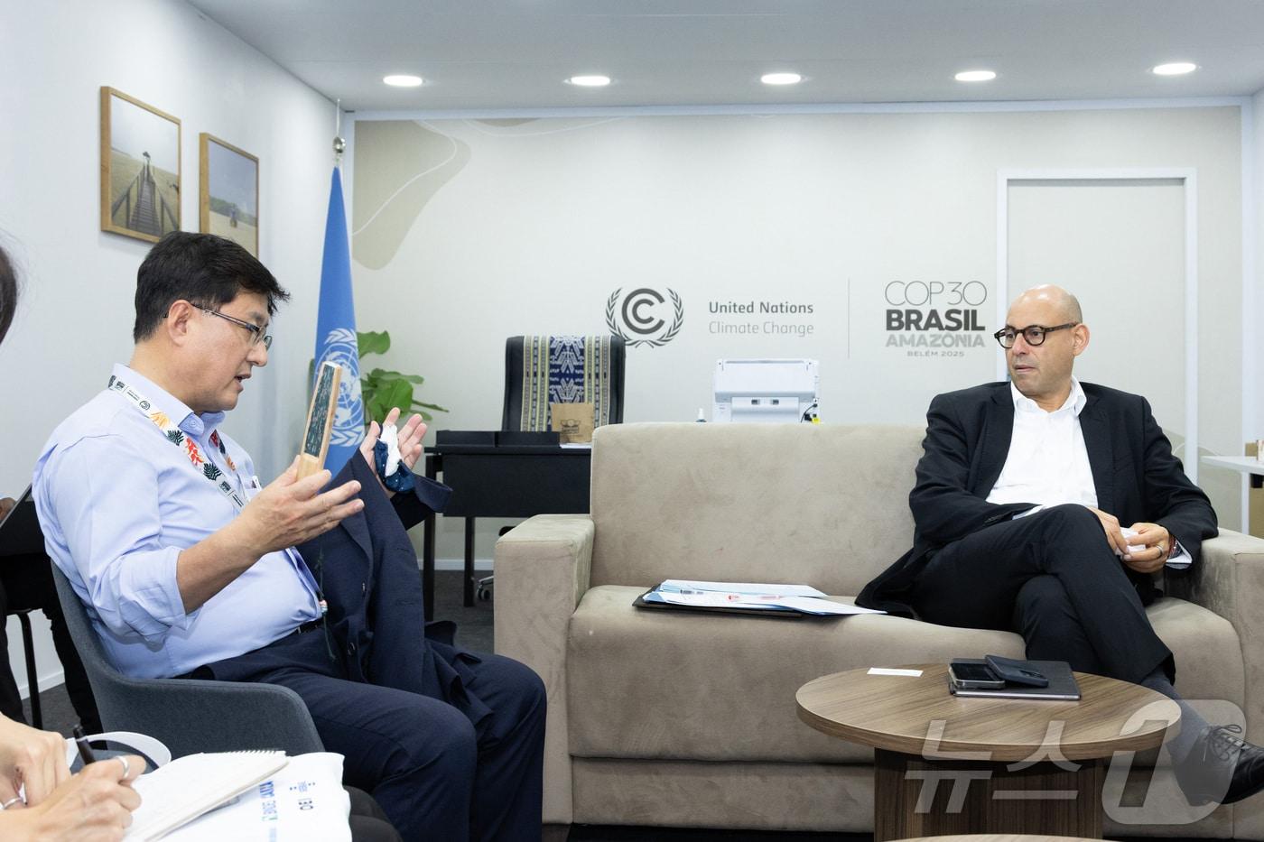 본문 이미지 - 김성환 기후에너지환경부 장관이 브라질 벨렝에서 열렸던 제30차 유엔기후변화협약당사국총회(COP30)에 참석해 사이먼 스틸 UNFCCC 사무총장과 만나 2035 국가온실가스감축목표를 논의했다.(기후에너지환경부 제공. 재판매 및 DB 금지) 2025.11.19 ⓒ 뉴스1