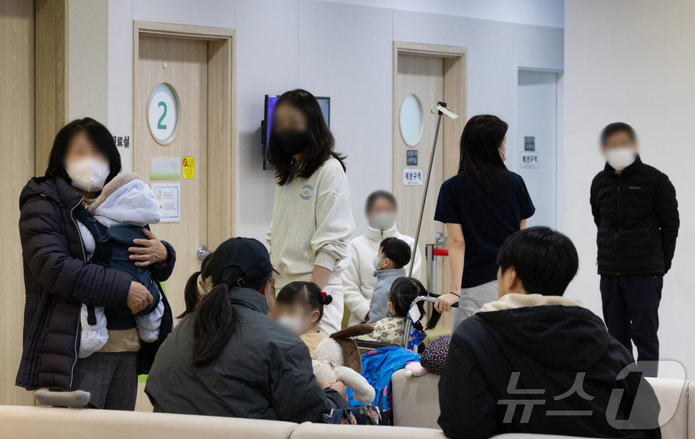 올해 인플루엔자&#40;독감&#41; 환자가 증가하고 있는 지난 19일 서울의 한 어린이 전문병원에 환자들로 붐비고 있다.  2025.11.19/뉴스1 ⓒ News1 이재명 기자