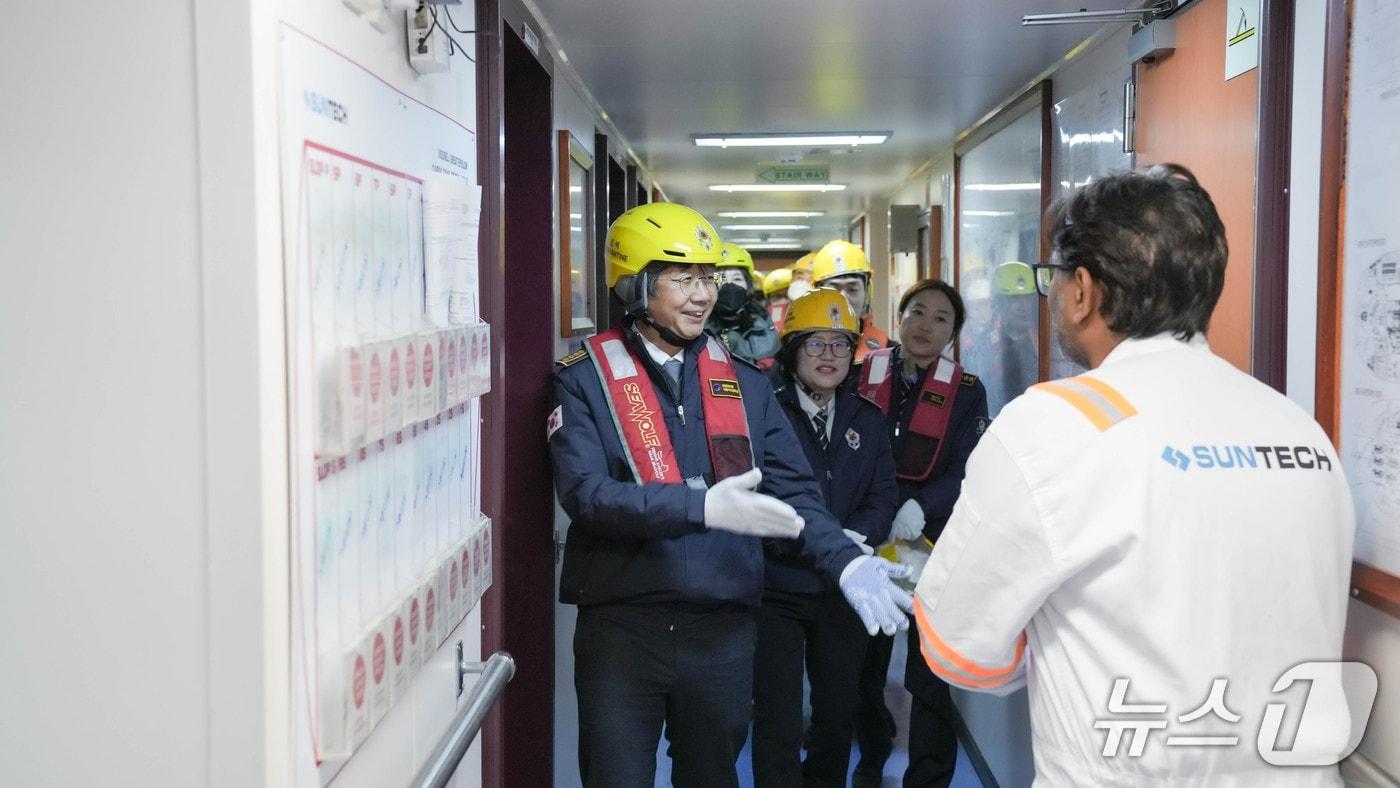 질병관리청은 임승관 청장&#40;사진&#41;이 지난 18일 전남 소재 국립여수검역소를 방문해 승선 검역 현장을 둘러보고 검역조사 절차 등 대응체계를 점검했다고 19일 밝혔다.&#40;질병관리청 제공&#41;