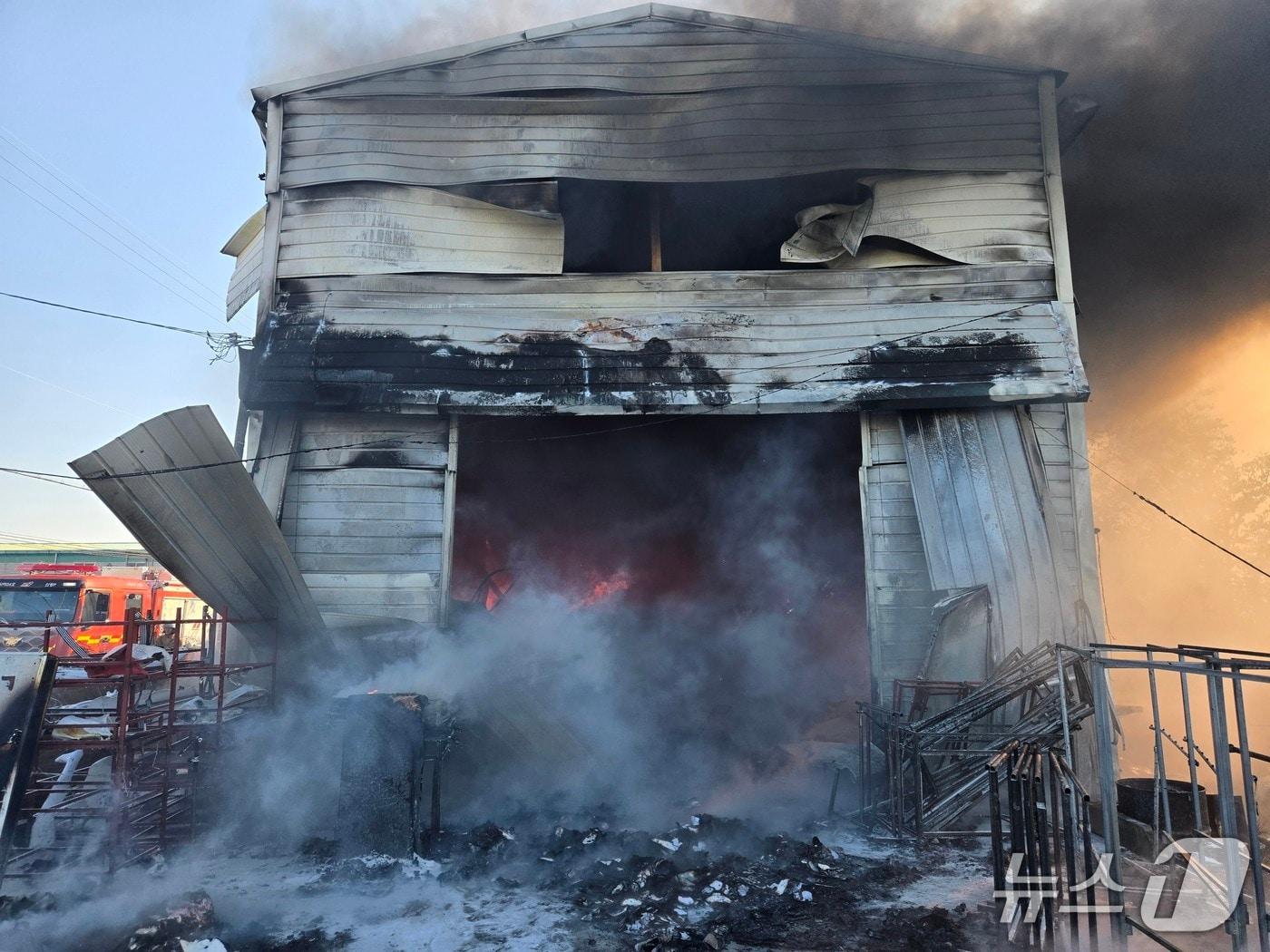 본문 이미지 - 19일 오전 부산 강서구 소재 한 의류창고에서 불이 났다. (소방 제공. 재판매 및 DB금지)