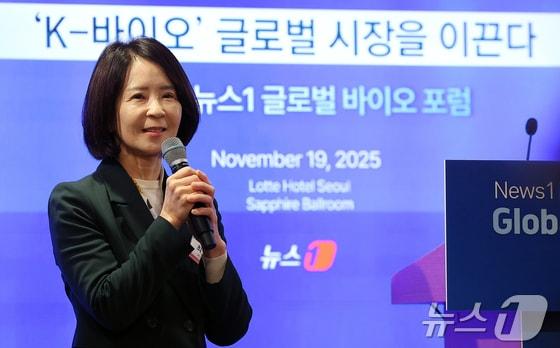 본문 이미지 - 최수진 국민의힘 의원이 19일 오전 서울 중구 소공동 롯데호텔 사파이어볼룸에서 ‘K-바이오 글로벌 시장을 이끈다’를 주제로 열린 &#39;뉴스1 글로벌바이오포럼&#40;GBF&#41; 2025’에 참석해 축사를 하고 있다. 2025.11.19/뉴스1 김진환 기자