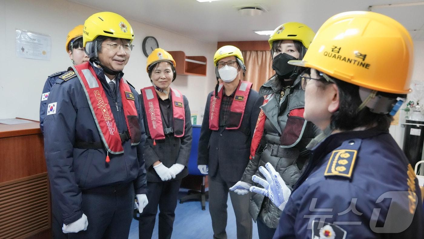 임승관 질병관리청장이 지난 18일 국립여수검역소를 방문해, 승선 검역 현장을 직접 둘러보고 검역조사 절차 등 대응체계를 점검하고 있다. (질병관리청 제공. 재판매 및 DB 금지) 2025.11.19/뉴스1