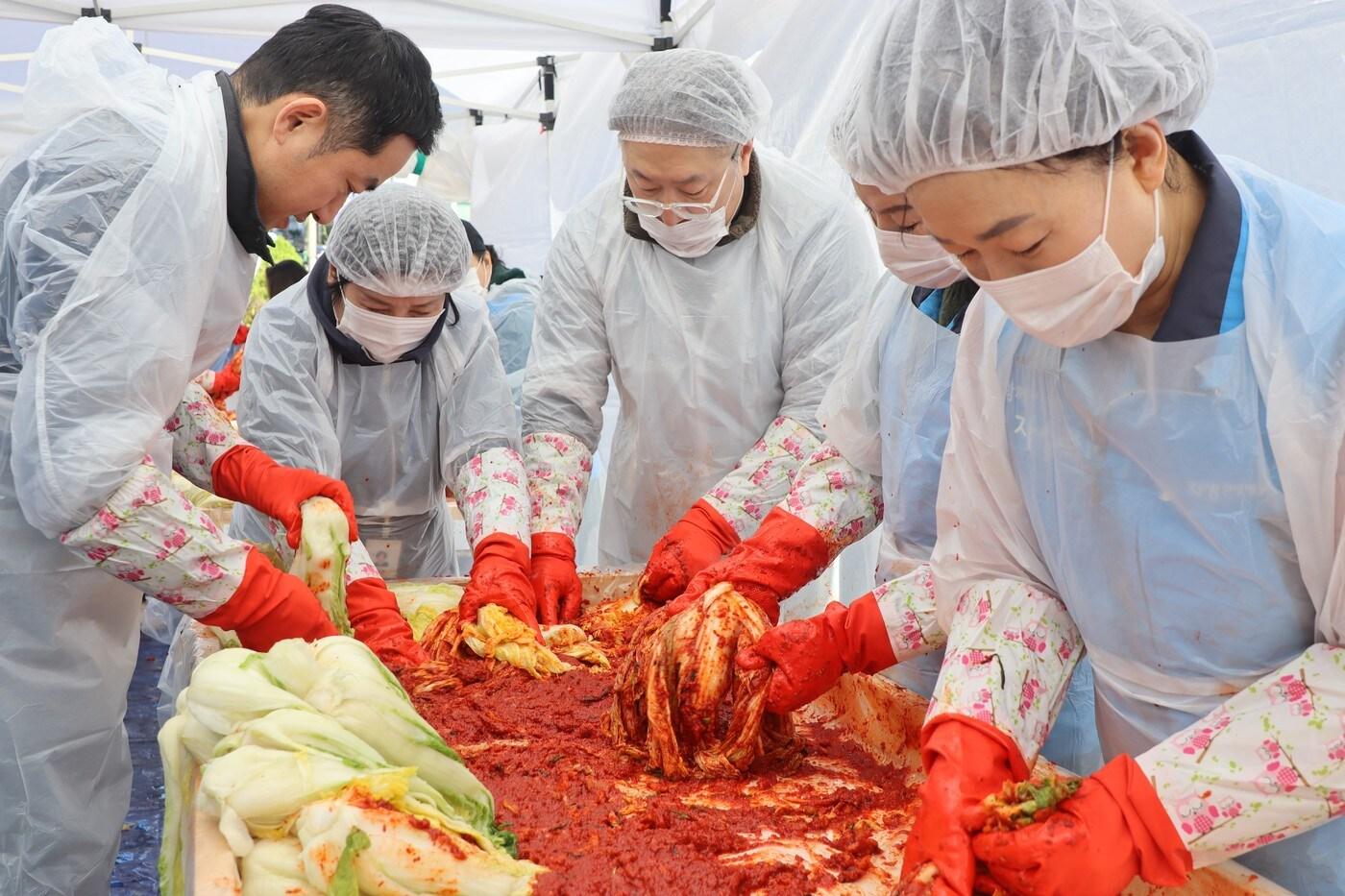 자생의료재단·자생한방병원 임직원, 자원봉사자 등이 서울 강남구 병원 야외 주차장에서 &#39;제15회 사랑의 김장나누기&#39; 행사에 참여하고 있다&#40;자생의료재단 제공&#41;