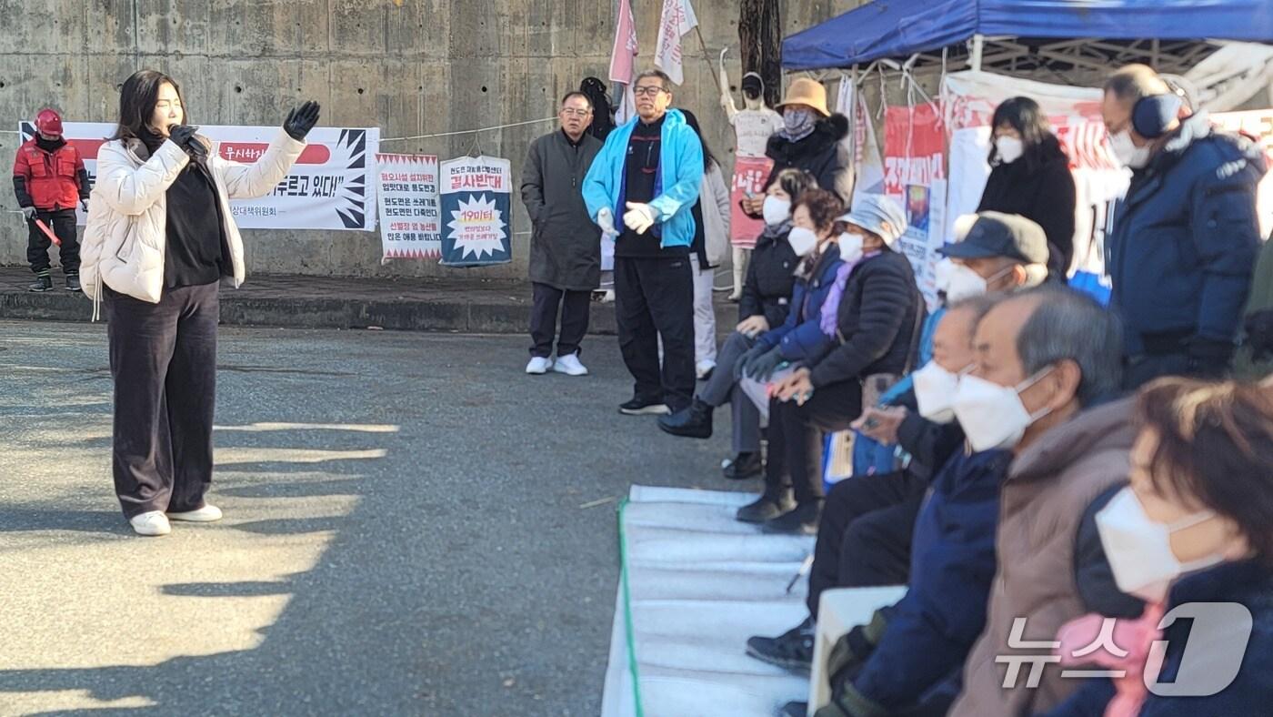 본문 이미지 - 19일 오전 '현도면 비상대책위원회' 회원 20여 명이 재활용선별센터 사업부지 진출입로 앞에서 집회를 하고 있다.2025.11.19./뉴스1 임양규 기자