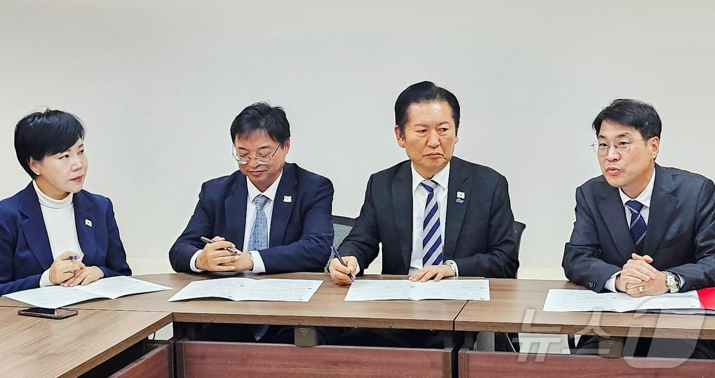 정청래 더불어민주당 대표 등 민주당 지도부가 19일 오전 대구 중구 삼덕동 민주당 대구시당에서 김정기 대구시장 권한대행 행정부시장을 만나 지역 현안을 논의하고 있다. 2025.11.19/뉴스1 ⓒ News1 남승렬 기자