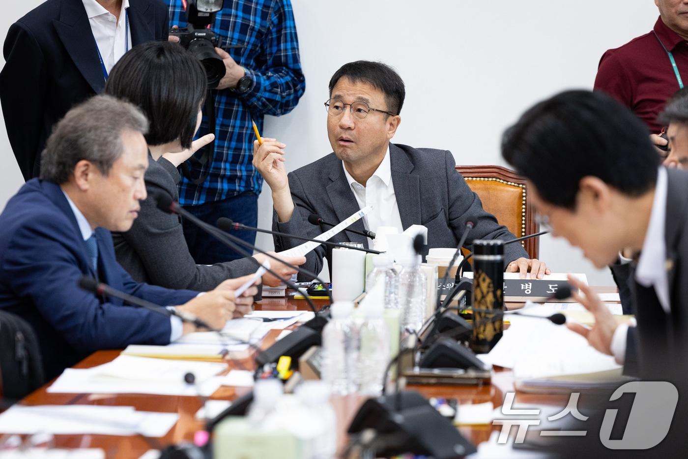 한병도 국회 예산결산특별위원장이 19일 서울 여의도 국회에서 열린 제429회 국회&#40;정기회&#41; 제3차 예산안등조정소위원회에서 이소영 더불어민주당 간사와 대화하고 있다. 2025.11.19/뉴스1 ⓒ News1 유승관 기자