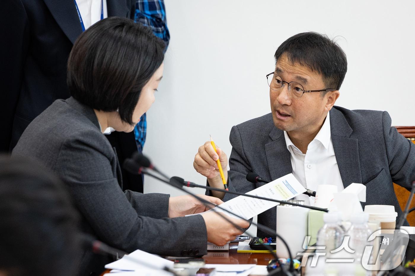 한병도 국회 예산결산특별위원장이 지난 11월 19일 서울 여의도 국회에서 열린 제429회 국회&#40;정기회&#41; 제3차 예산안등조정소위원회에서 이소영 더불어민주당 간사와 대화하고 있다. 2025.11.19/뉴스1 ⓒ News1 유승관 기자