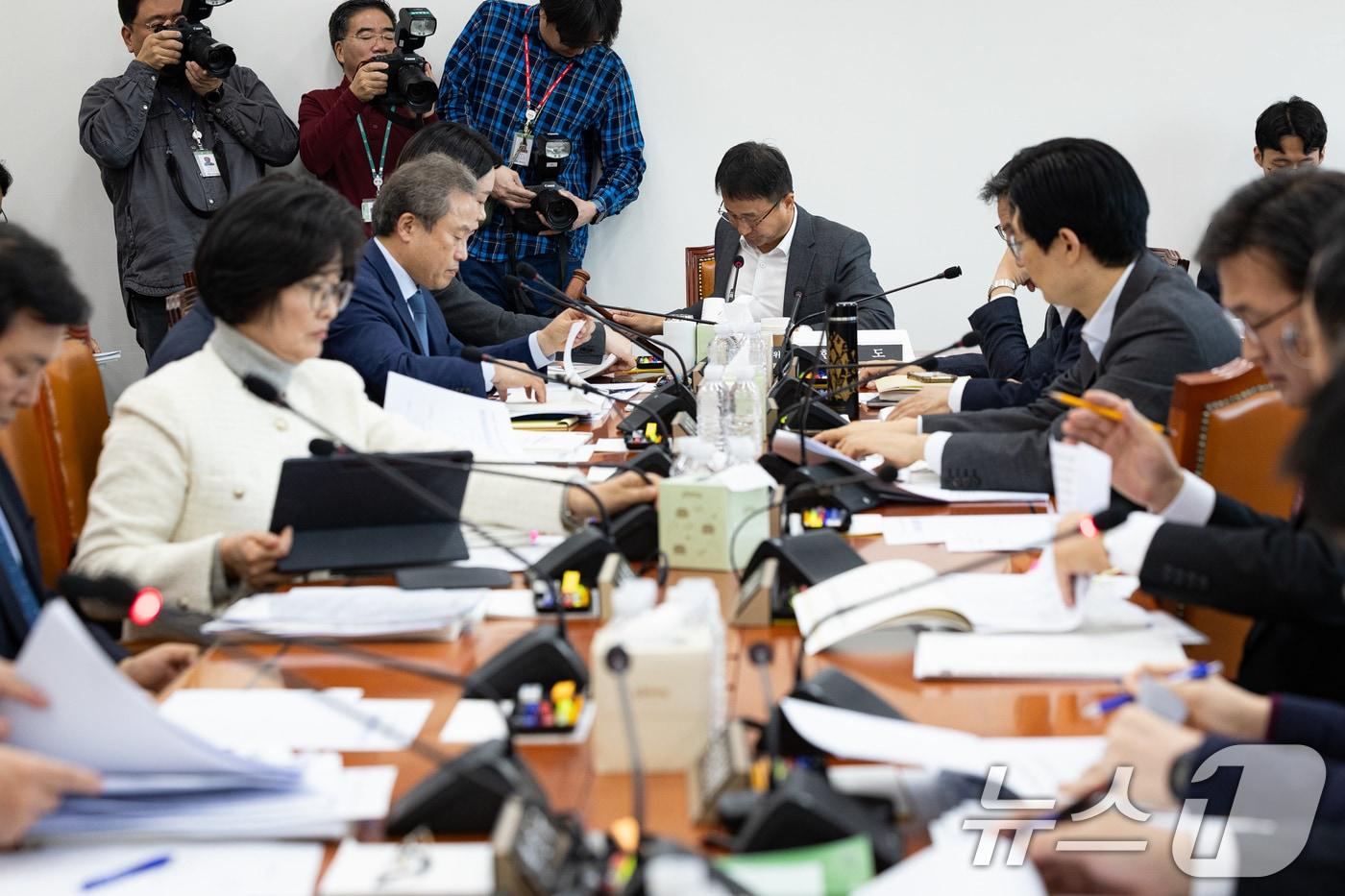 한병도 국회 예산결산특별위원장이 19일 서울 여의도 국회에서 열린 제429회 국회&#40;정기회&#41; 제3차 예산안등조정소위원회에서 의사봉을 두드리고 있다. 2025.11.19/뉴스1 ⓒ News1 유승관 기자