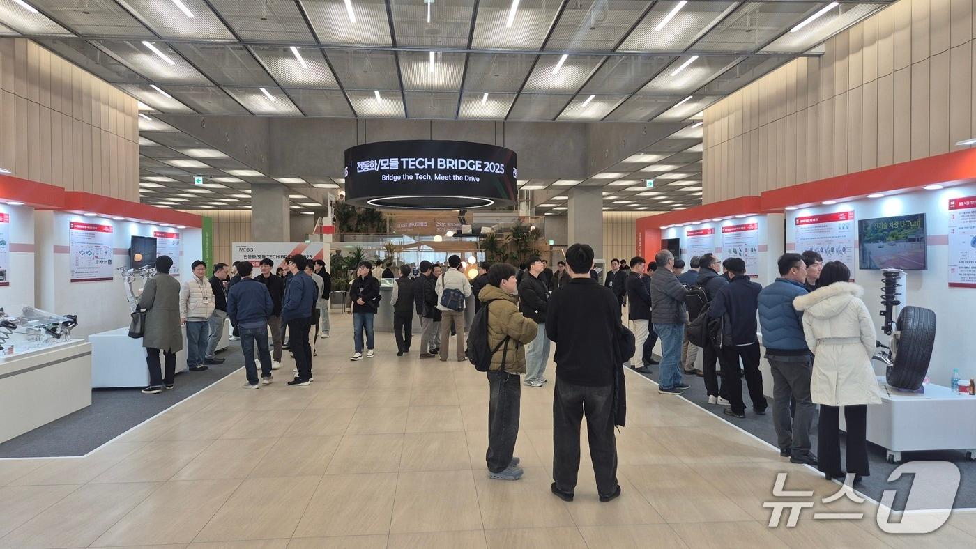 현대모비스가 18일부터 이틀간 경기 의왕 소재 전동화연구소에서 개최한 ''테크 브릿지(Tech Bridge) 2025'에서 고객·협력사 관계자들이 신기술 50개를 둘러보는 모습(현대모비스 제공). 2025.11.18.