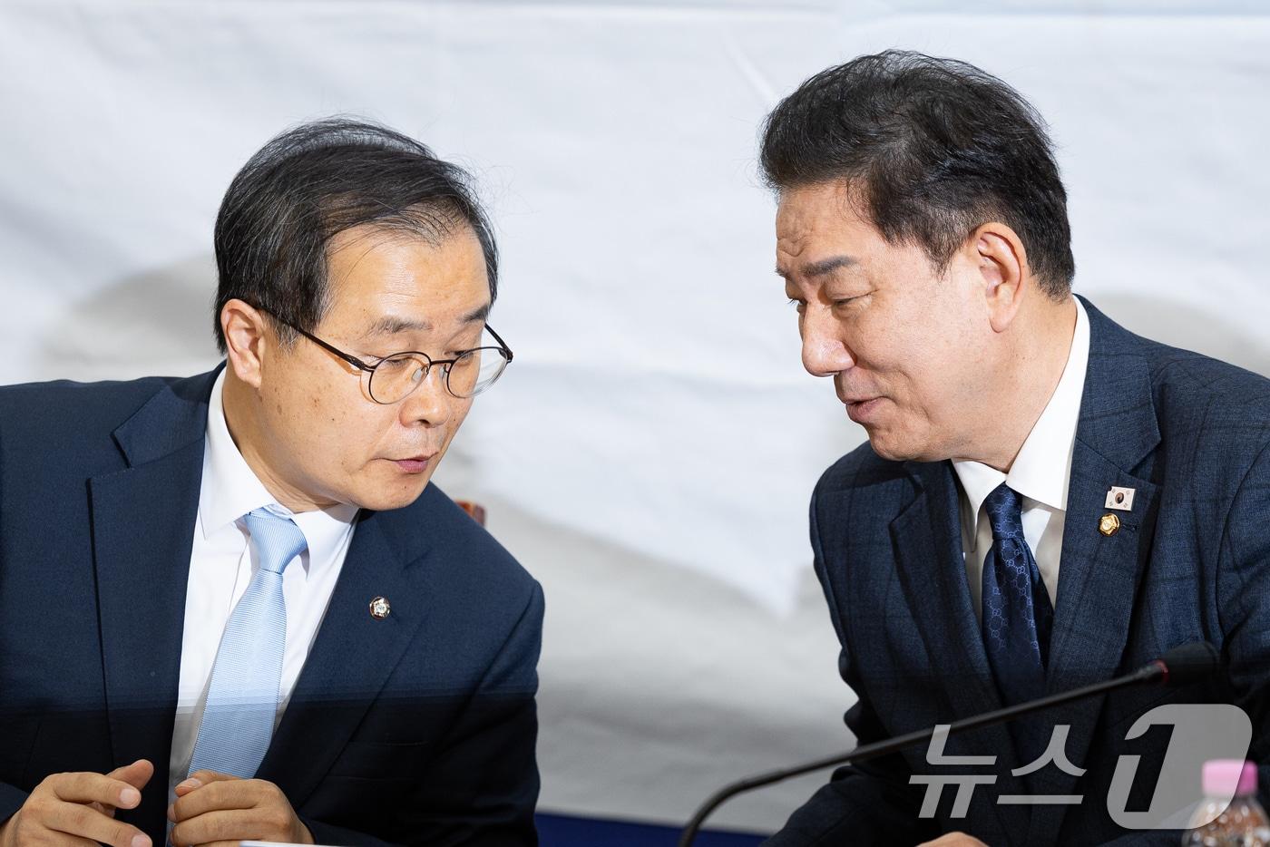 김병기 더불어민주당 원내대표&#40;오른쪽&#41;가 지난 11월 19일 서울 여의도 국회에서 열린 정치검찰 조작기소대응 특별위원회 전체회의에서 이건태 부위원장과 대화하고 있다. 2025.11.19/뉴스1 ⓒ News1 유승관 기자