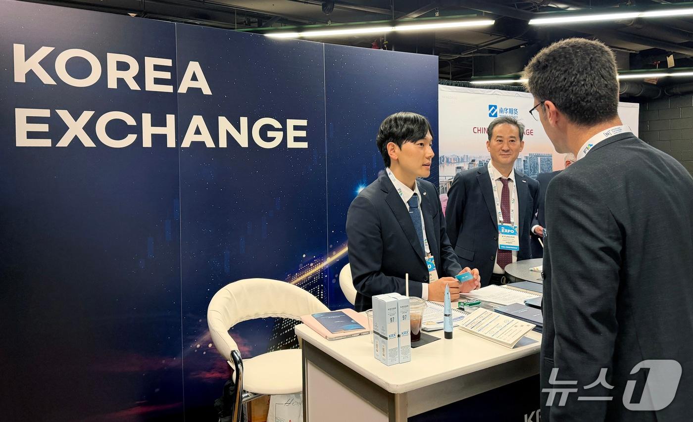 FIA 엑스포 한국거래소 부스를 찾은 한 투자업계 관계자가 상담을 받고 있는 모습 (거래소 제공. 재판매 및 DB금지)