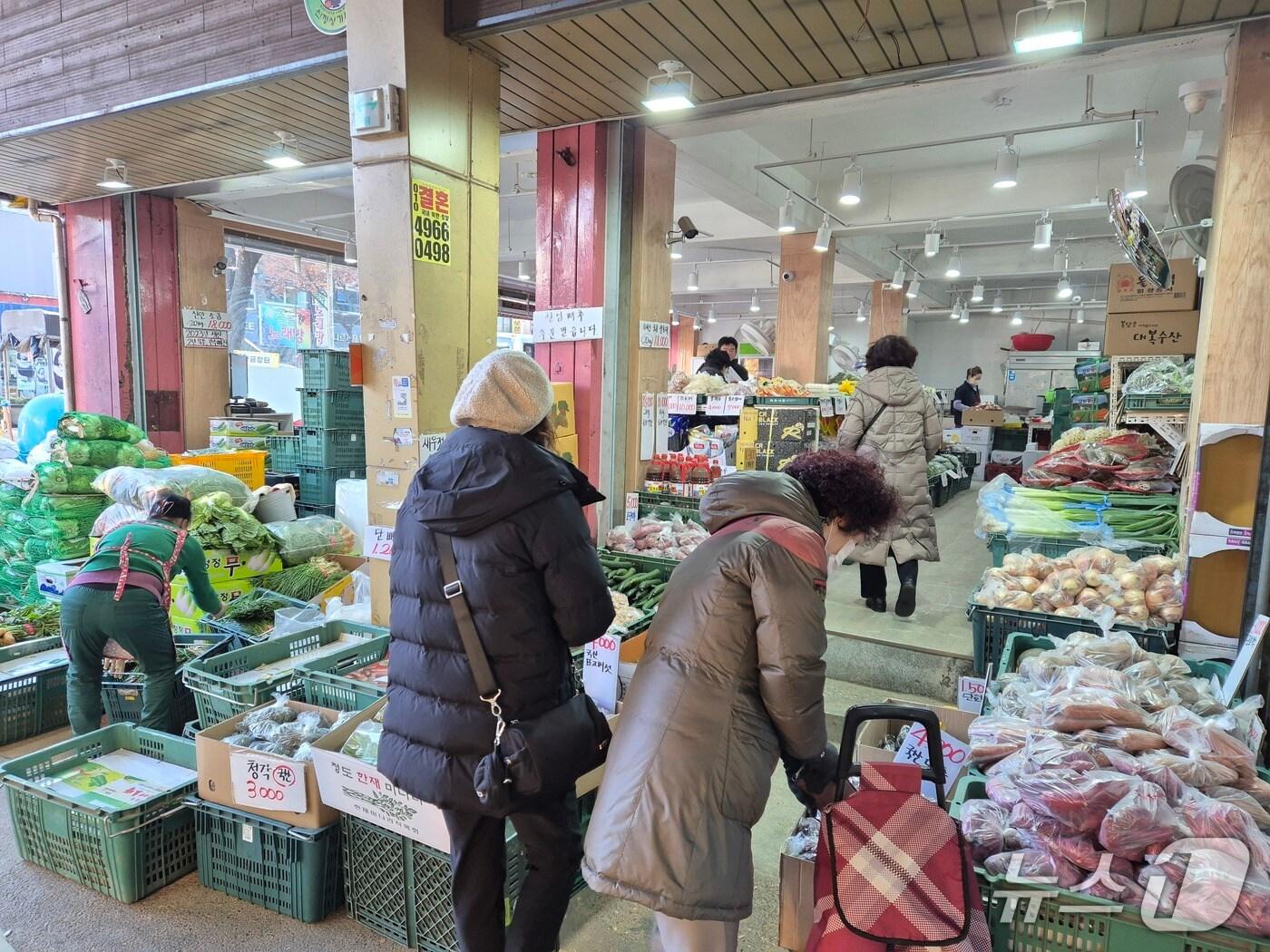본문 이미지 - 19일 오전 신정시장에서 중년 여성들이 장을 보고 있다. 2025.11.19/뉴스1ⓒ 뉴스1 박정현 기자