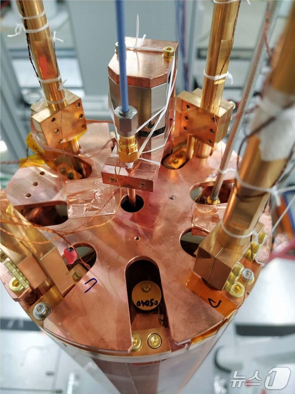 본문 이미지 - 주파수 튜닝 구조를 포함한 다중 셀 공진기의 실물 사진(IBS 제공) /뉴스1