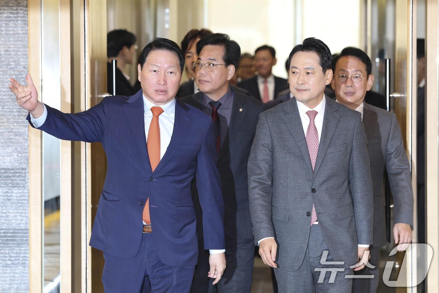 장동혁 국민의힘 대표와 최태원 대한상공회의소 회장이 19일 서울 중구 대한상공회의소에서 열린 '국민의힘-대한상공회의소 정책간담회'를 위해 이동하고 있다. (공동취재) 2025.11.19/뉴스1 ⓒ News1 박지혜 기자