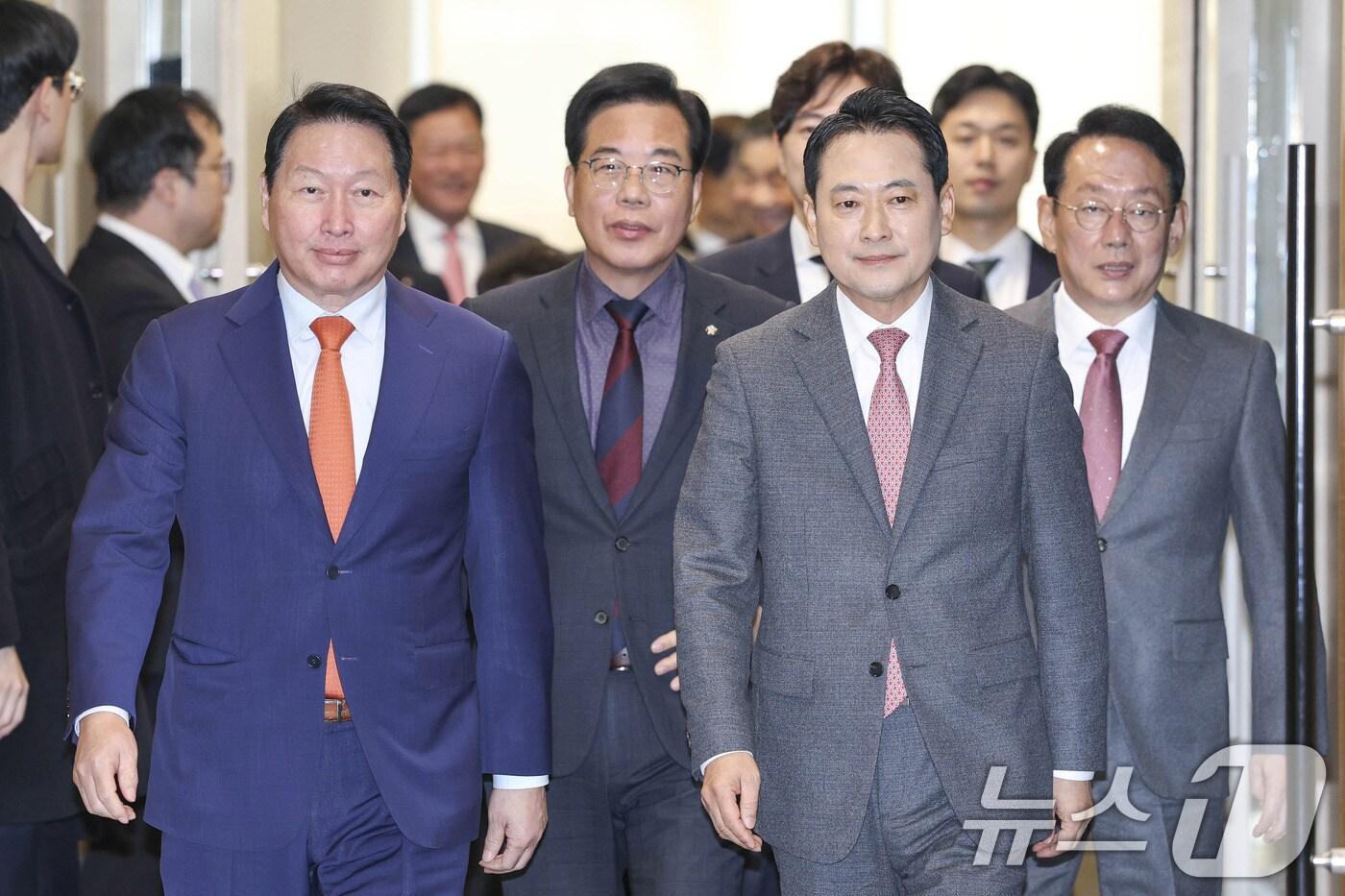 장동혁 국민의힘 대표와 최태원 대한상공회의소 회장이 19일 서울 중구 대한상공회의소에서 열린 '국민의힘-대한상공회의소 정책간담회'를 위해 이동하고 있다. (공동취재) 2025.11.19/뉴스1 ⓒ News1 박지혜 기자