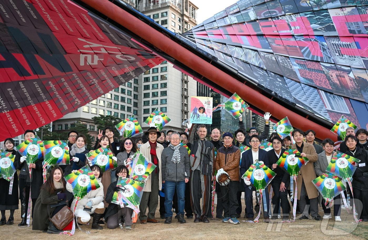 17일 서울 종로구 열린송현 녹지광장에서 열린 &#39;제5회 서울도시건축비엔날레&#39; 폐막식에서 비엔날레 총감독을 맡은 세계적인 디자이너 토마스 헤더윅과 대한민국 연날리기 리기태 명장&#40;한국연협회·리기태연보존회 회장&#41; 등 참석자들이 폐막식을 장식하는 방패연을 들고 기념 촬영을 하고 있다. &#40;한국연협회 제공. 재판매 및 DB 금지&#41; 2025.11.19/뉴스1