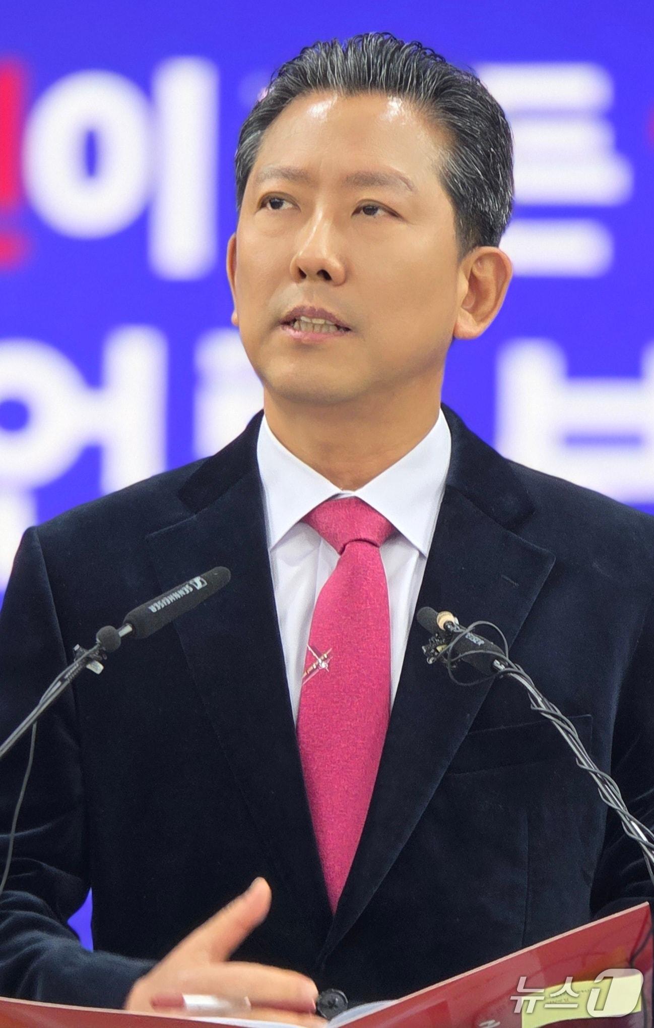 본문 이미지 - 김장호 구미시장이 19일 시청에서 '혁신이 만든 100만 축제 기적' 기자 브리핑을 하고 있다. 김 시장은 "'구미시가 가진 것에서 아이디어를 얻자'는 생각으로 지역의 특성과 장점을 살린 주제별 축제를 만들어 '축제 방문객 100만명' 시대를 열었다"고 말했다.2025.11.19/뉴스1