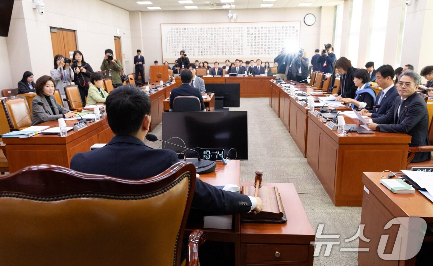 19일 서울 여의도 국회에서 열린 제429회국회&#40;정기회&#41; 법제사법위원회 제5차 법안심사제1소위원회에서 김용민 위원장이 의사봉을 두드리고 있다. 2025.11.19/뉴스1 ⓒ News1 이승배 기자